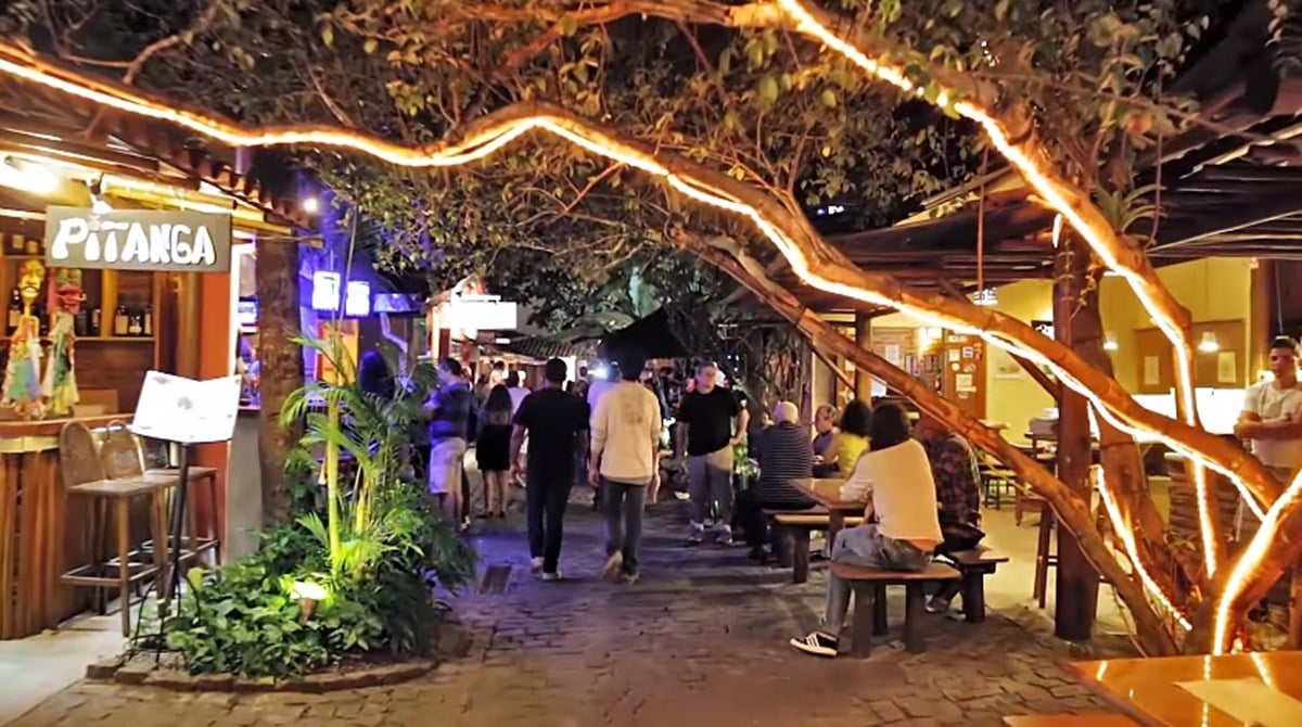 Noite na rua Mucugê, em Arraial d'Ajuda