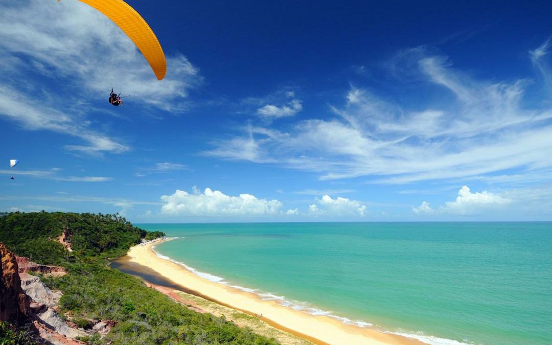 Voo de parapente na praia de Pitinga, em Arraial d'Ajuda