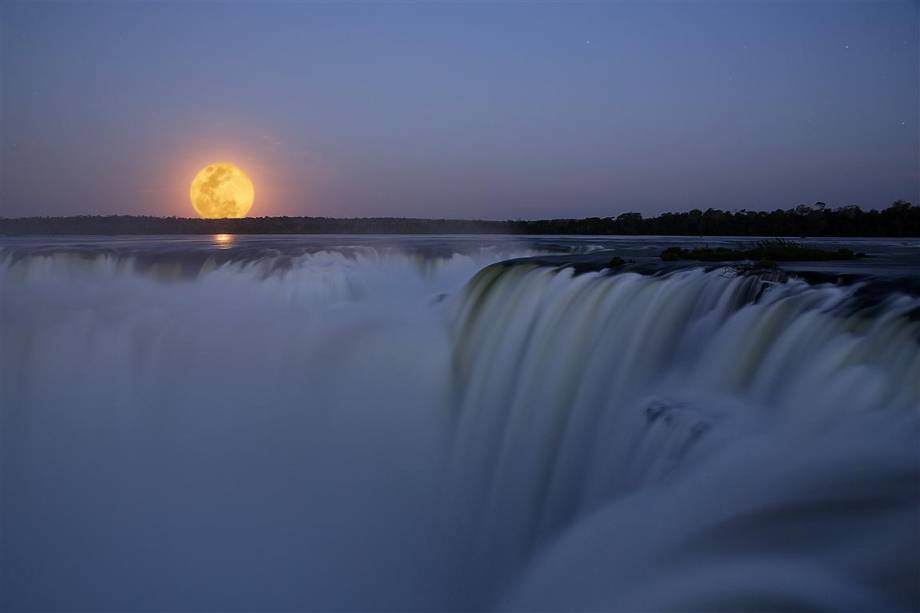 Lua cheia sobre as quedas das cataratas do iguaçu.