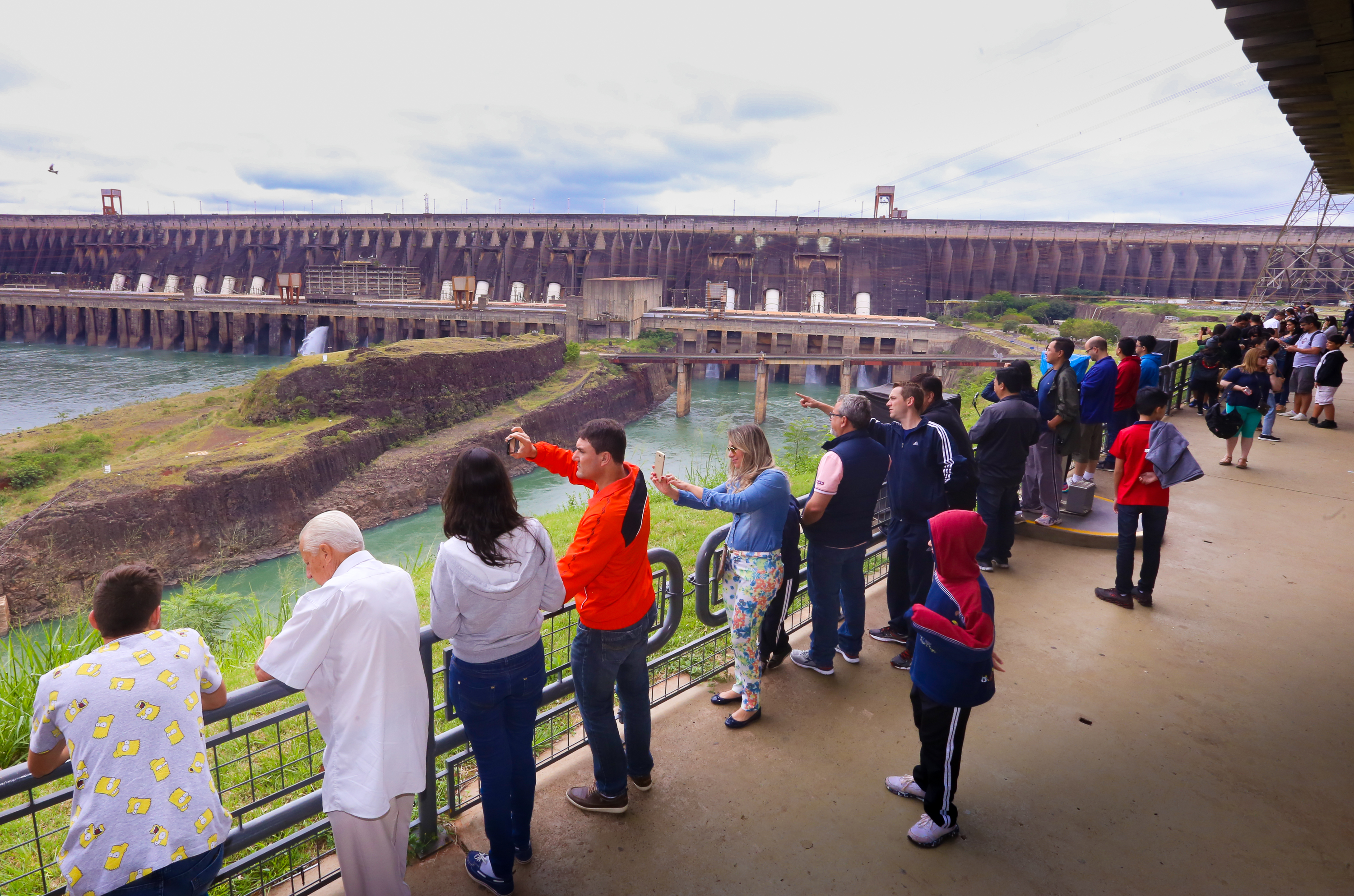 Turistas no mirante de frente para a barragem da usina de Itaipu, em Foz do Iguaçu.