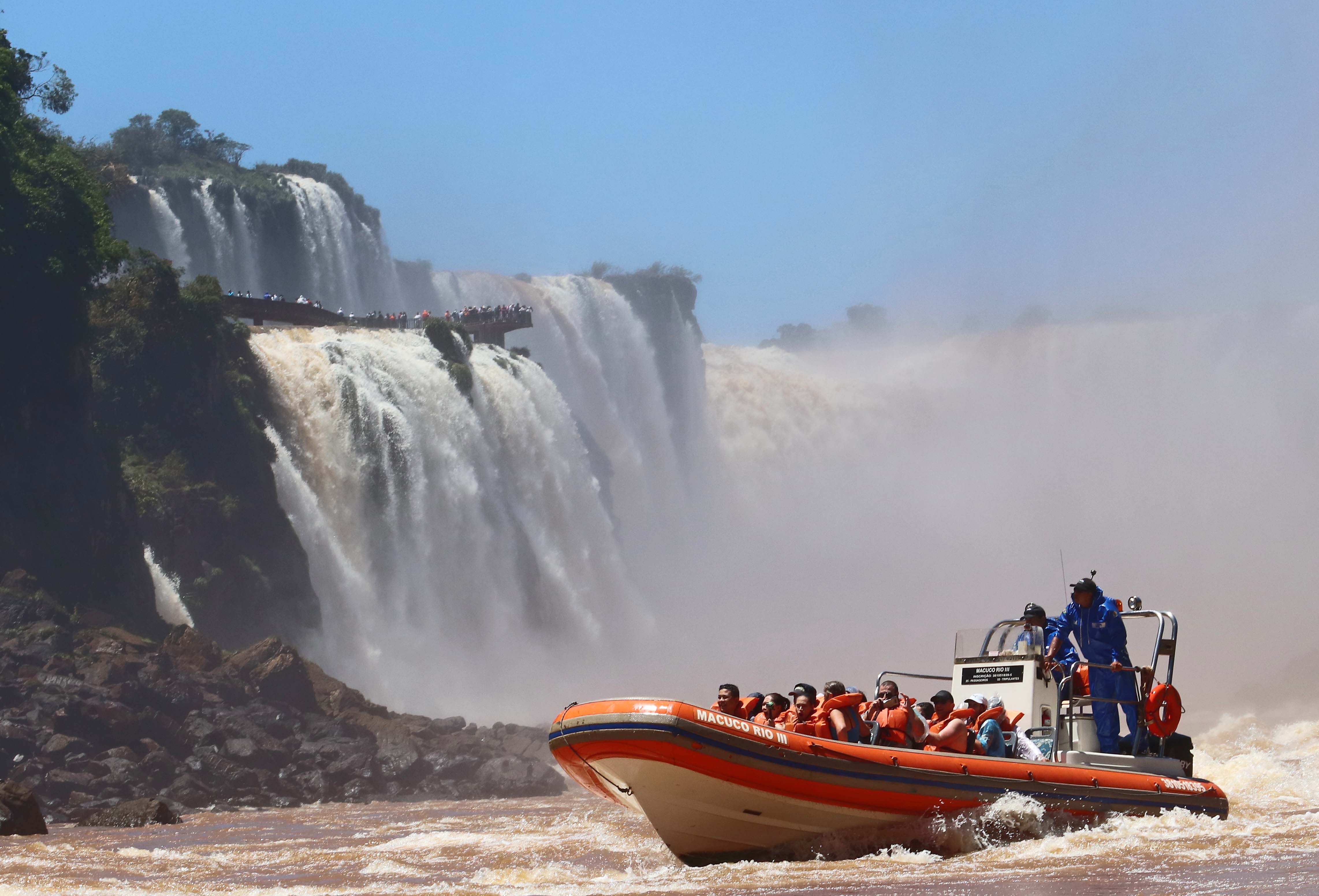 Bote do passeio macucu safari nas cataratas do iguaçu