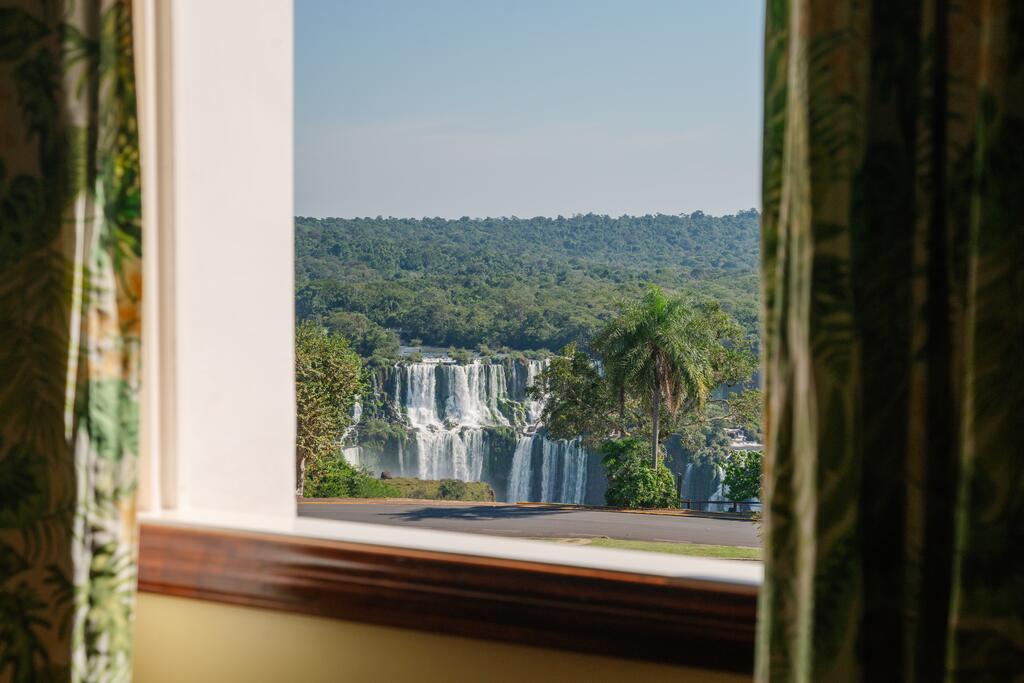 Vista da janela do quarto do Belmond Hotel para as Cataratas do Iguaçu
