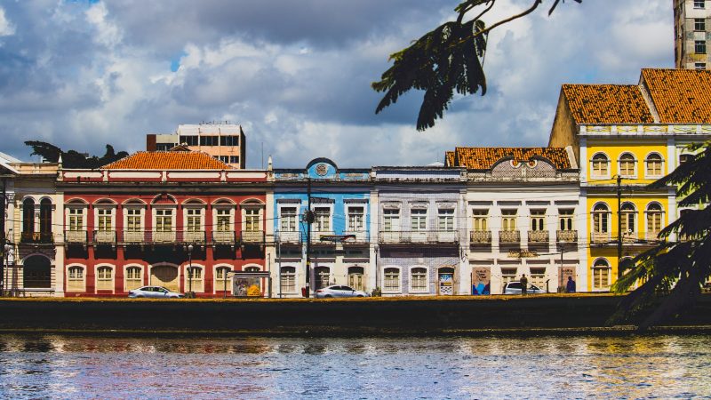 Rua da Aurora, em Recife, com fachada colorida de prédios antigos.