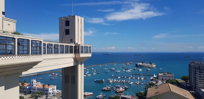 Elevador Lacerda, com vista para Mercado Modelo e Baía de Todos os Santos, em Salvador, Bahia.