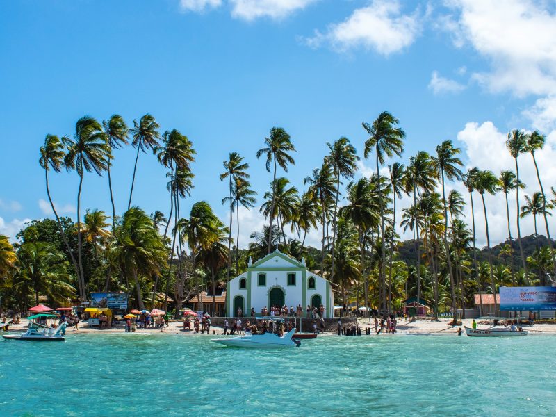 Igreja em frente a Praia dos Carneiros, em Pernambuco.