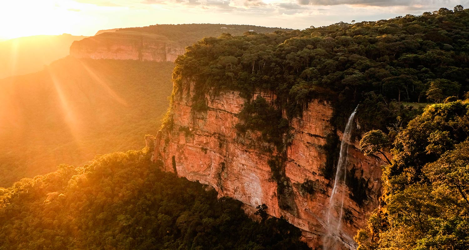 Sol iluminando paredão rochoso na Chapada dos Guimarães