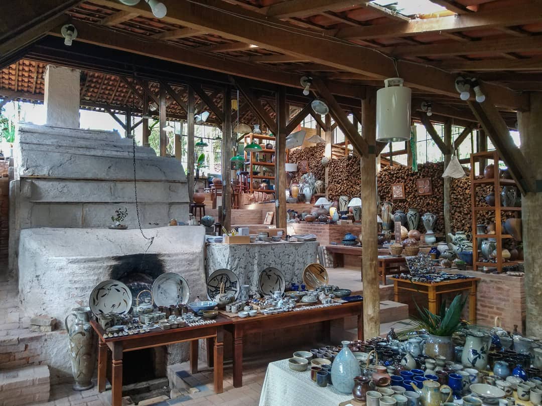 Interior de uma charmosa loja de cerâmica, com exposição de diferentes peças, em Cunha, São Paulo.