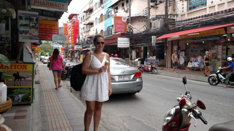Amanda Noventa posa para foto no centro de Phuket, na Tailândia.